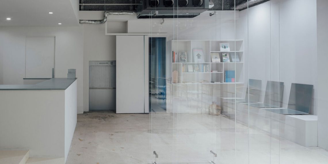 1975 The lads’s hairdressing salon takes place inside the clear acrylic