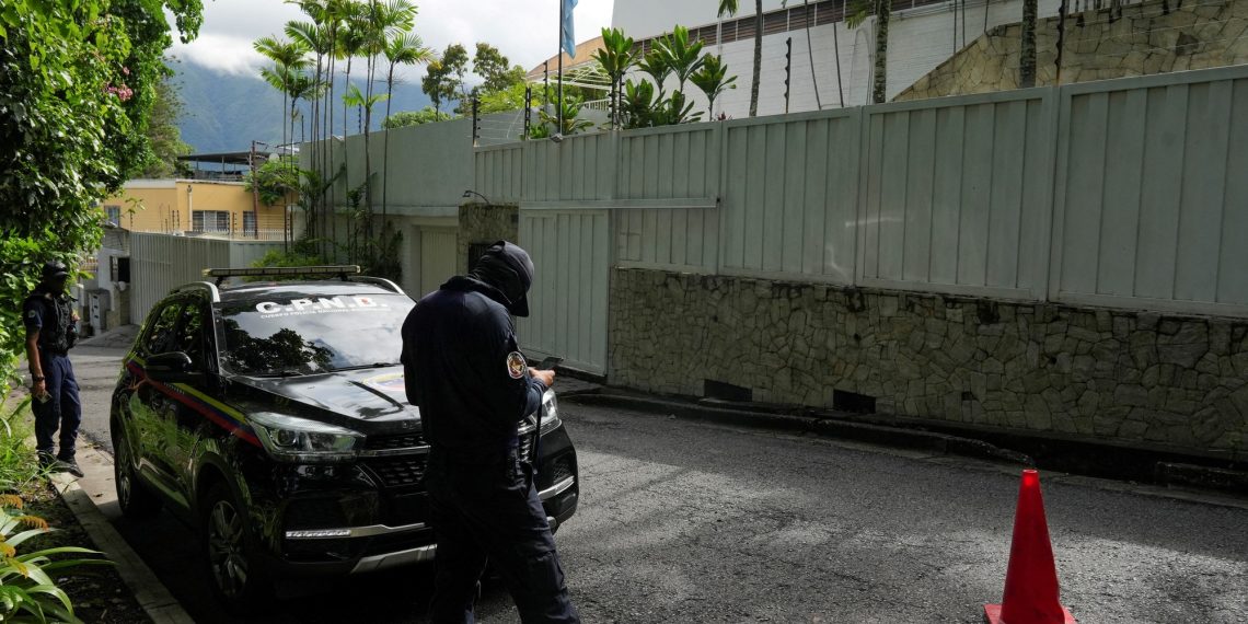 An opponent of Venezuela died who had drowned on the Argentine embassy in Caracas