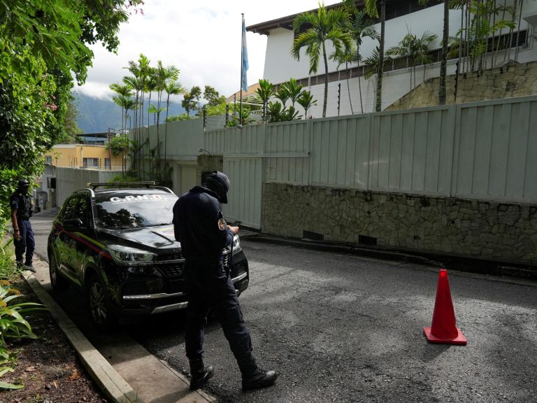 An opponent of Venezuela died who had drowned on the Argentine embassy in Caracas
