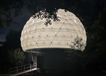 The tiny inflatable home with house for six is ​​thrown into the air