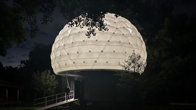 The tiny inflatable home with house for six is ​​thrown into the air