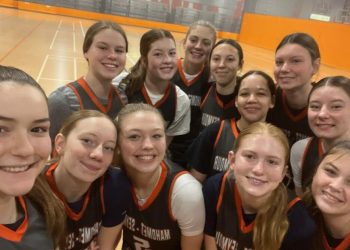 Regional Roundup: Bulldogs, Hawks hit the 20 winnings model | Sports activities