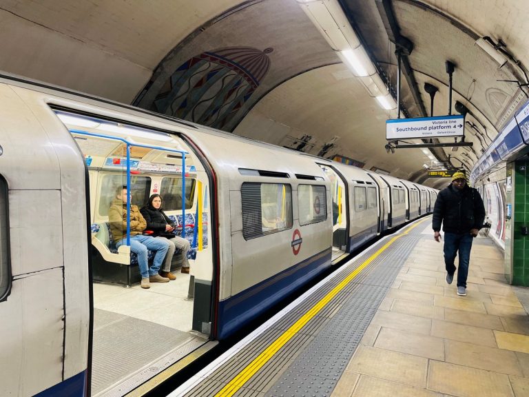 Extreme delays on Tube strains and Overground