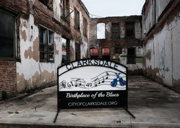 The choose orders the Mississippi newspaper to delete the editorial staff, criticize the civil servants