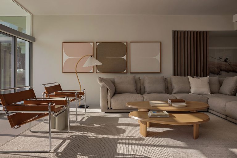 Desert shades tempered trendy oasis from the center of the century to Palm Springs