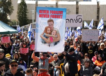 Yarden Bibas’s painful goodbye to his spouse Shir and his kids Ariel and Kfir in an enormous funeral in Israel