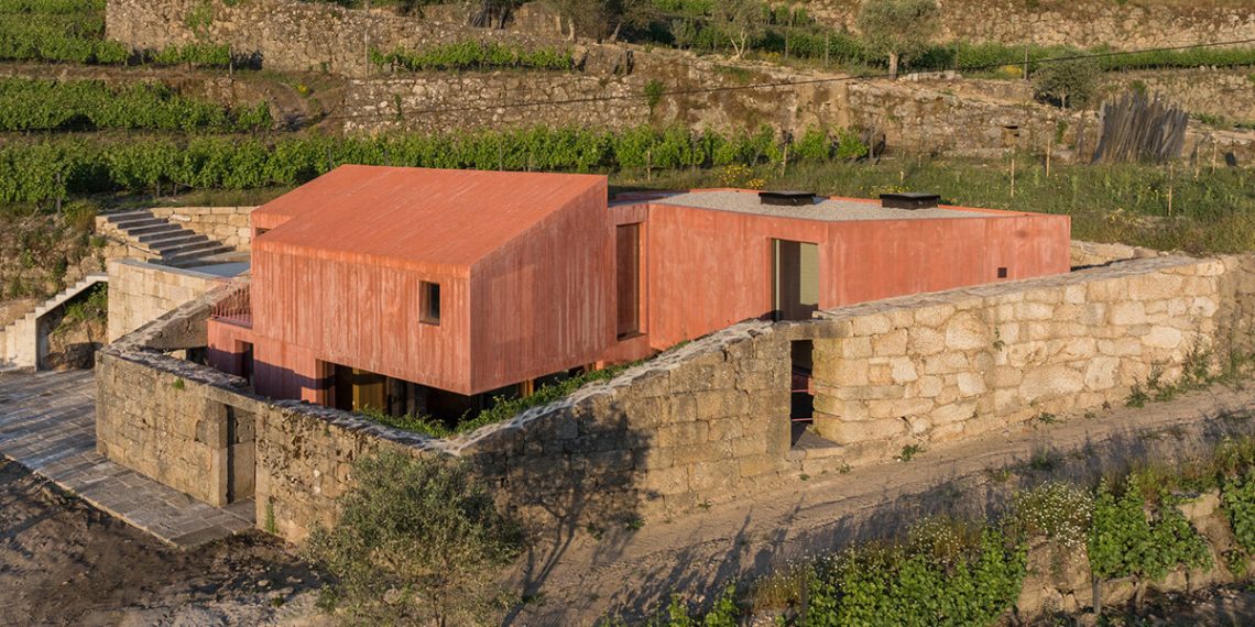 Historical wall pink do-it-yourself pink coat in Portugal