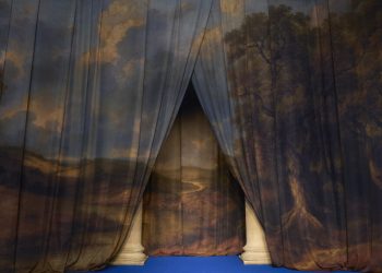 Tapisarii Bureau Betak set the background at Burberry’s AW25 Present