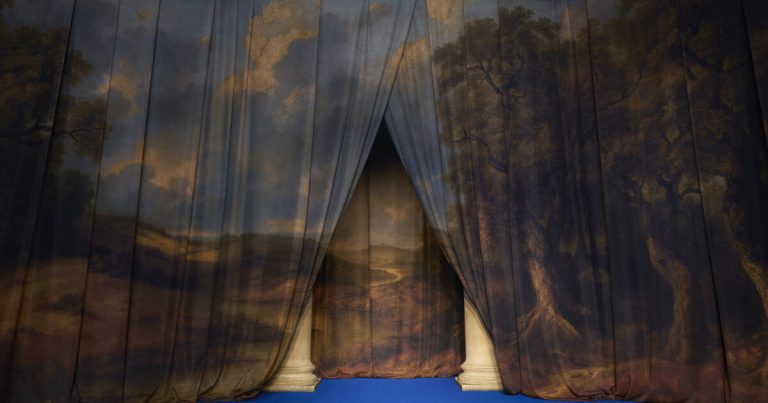 Tapisarii Bureau Betak set the background at Burberry’s AW25 Present