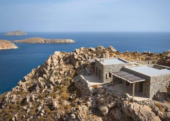 Uncovered stone masonry fuses The residence restored by Co Lab with the rocky land of the Greek island