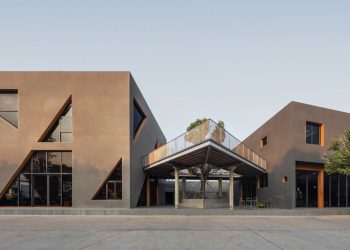 Lilights triangular pierce pierce café de Aswa in Thailand