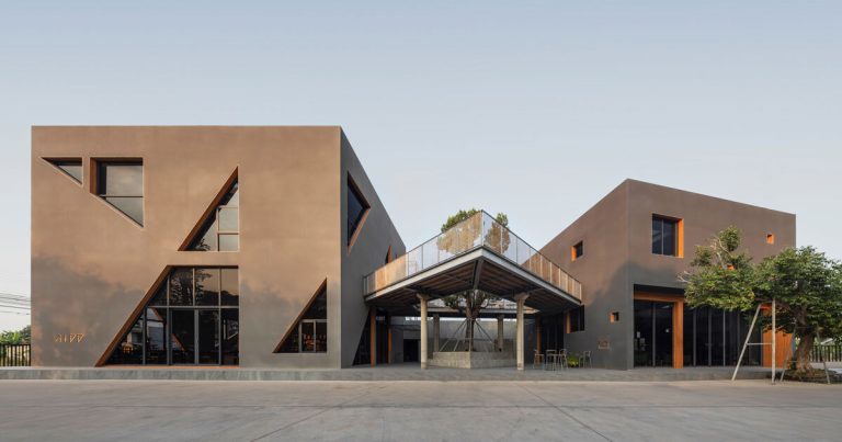 Lilights triangular pierce pierce café de Aswa in Thailand