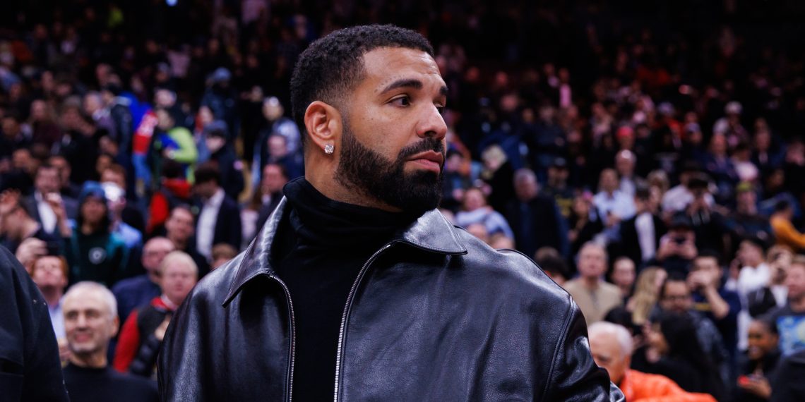 Drake Affords Pregnant Fan $30Ok within the Center of His Live performance