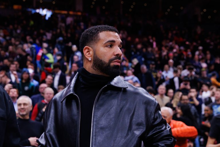 Drake Affords Pregnant Fan $30Ok within the Center of His Live performance