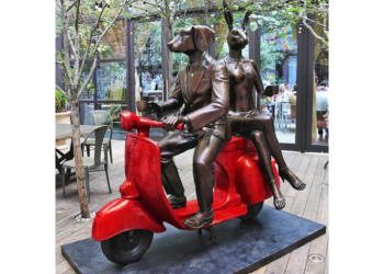 Monday smile: Love on a Vespa