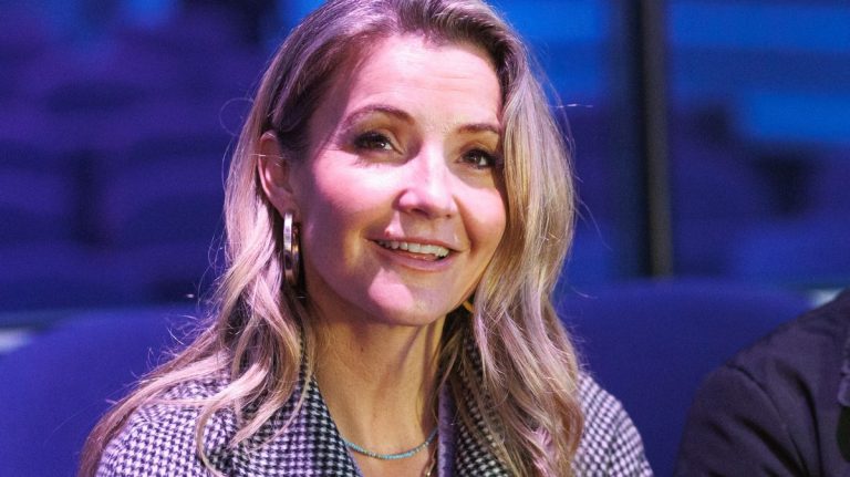 Helen Skelton’s ultra-wide denims and knitted vest made the final word transitional outfit