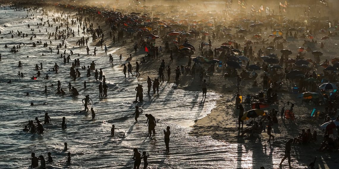 A warmth wave suffocates Rio de Janeiro within the carnival prelude