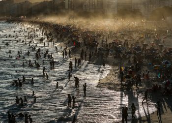A warmth wave suffocates Rio de Janeiro within the carnival prelude
