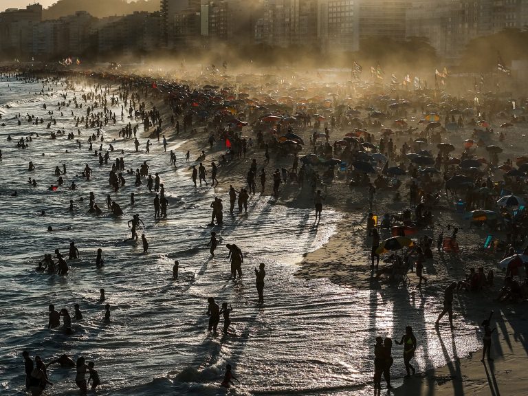 A warmth wave suffocates Rio de Janeiro within the carnival prelude
