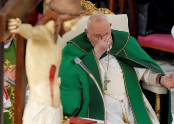 He suffers “bilateral pneumonia” and his medical image remains to be “complicated”