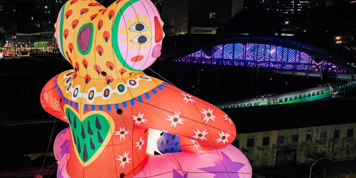 Improbable figures illuminate city buildings in Amanda Lobos – Colossal work and installations