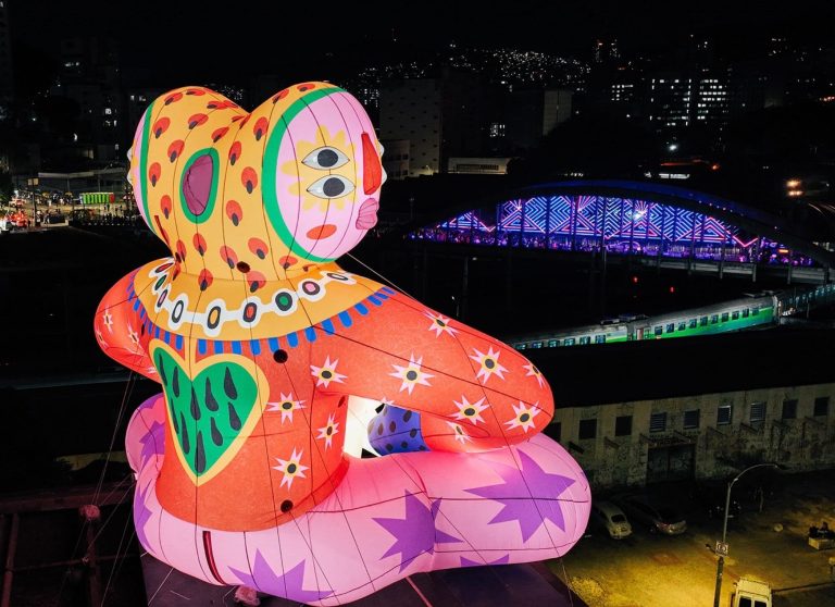 Improbable figures illuminate city buildings in Amanda Lobos – Colossal work and installations