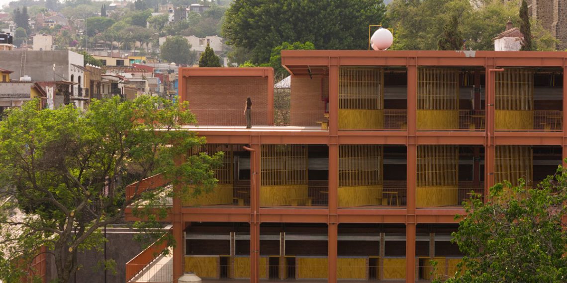 The crimson shade a part of the land, stratified the municipal open market in Tepoztlán