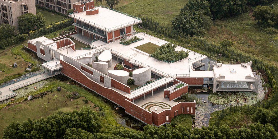 Petal -shaped rooms Anchor Studio Studio Naqshandi’s Religious Retreat in Indian Campus