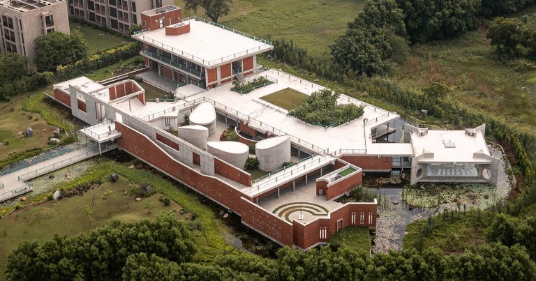 Petal -shaped rooms Anchor Studio Studio Naqshandi’s Religious Retreat in Indian Campus