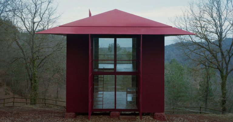 Prefabricated Picket Home in Barcelona Woods