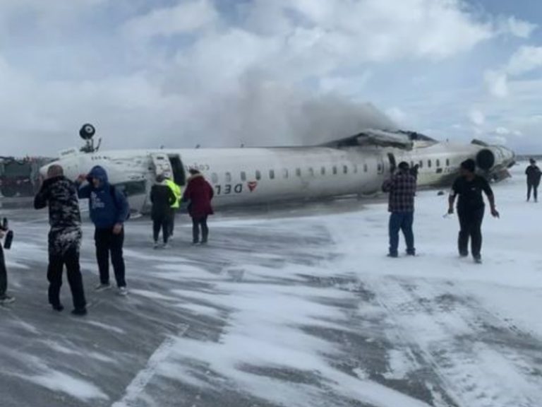 A airplane crashed at Toronto in Canada: at the least 15 injured
