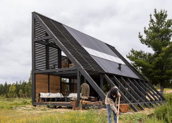 “Shelter 45” within the type of a wedge constructed by Gonzalo Rufin + Felipe Toro