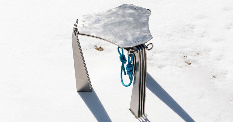 The “hanging” chair of metal with carabinie attracts the design from mountaineering