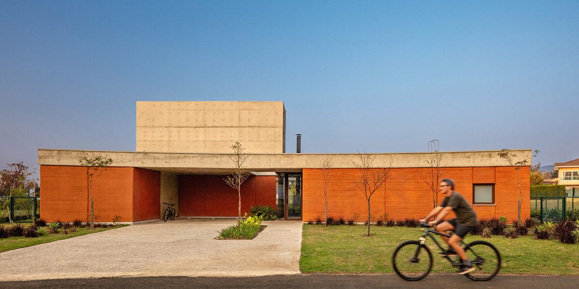 One barbara valentim wraps the home japi with land curved partitions in Sao Paulo