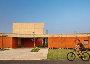 One barbara valentim wraps the home japi with land curved partitions in Sao Paulo