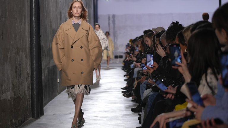 N21 brings again wardrobe staples with feathery particulars and assertion bows