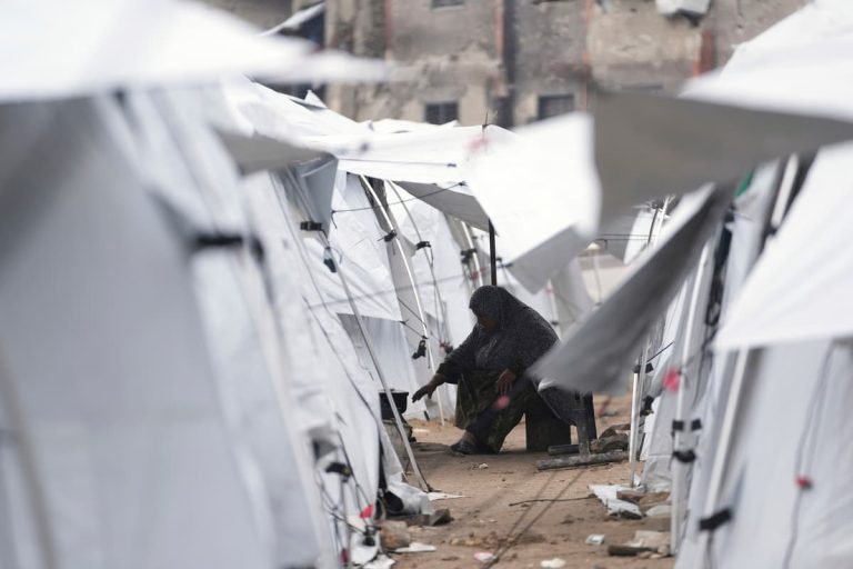 Israel dangers violating worldwide legislation by blocking support in Gaza, says Minter