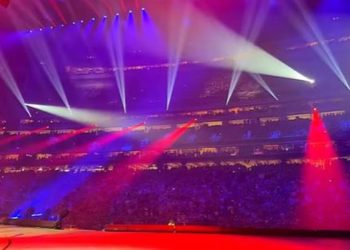 Journey abruptly halts live performance mid-song because of electrical fireplace, however followers preserve singing ‘Do not Cease Believin”