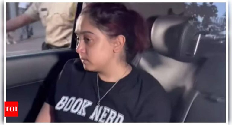Aamir Khan hugs daughter Ira Khan as she struggles to carry again tears after go to; followers urge paparazzi to ‘give her some privateness’ |
