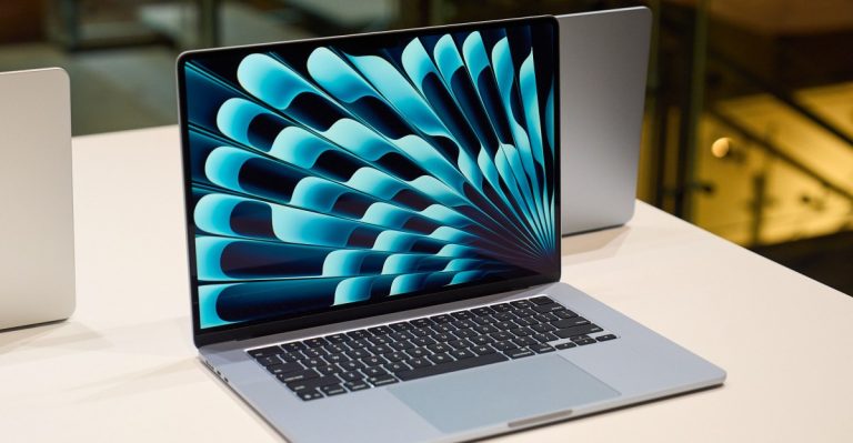 Our first have a look at Apple’s Sky Blue MacBook Air