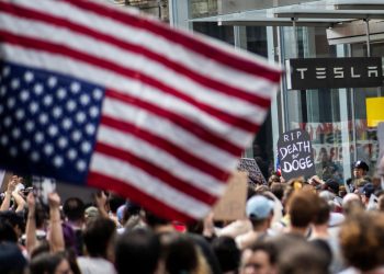 Protests towards Elon Musks function in Trump Administration Schwarm Tesla Showrooms