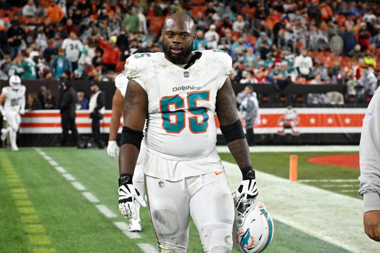 Cowboys to signal OG Robert Jones