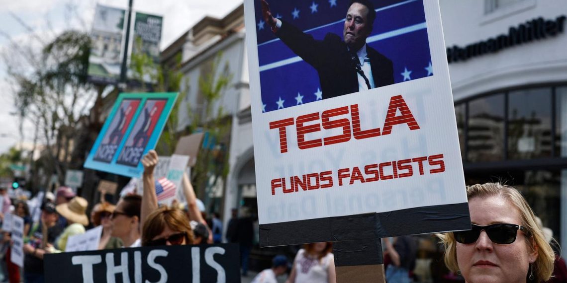 Protests in opposition to Musk’s cleansing of the US authorities Schwarm Tesla Showrooms