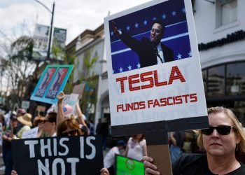 Protests in opposition to Musk’s cleansing of the US authorities Schwarm Tesla Showrooms