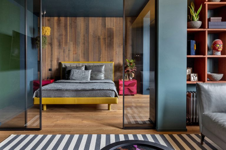 A small Minsk condo balances the colours and aesthetics daring