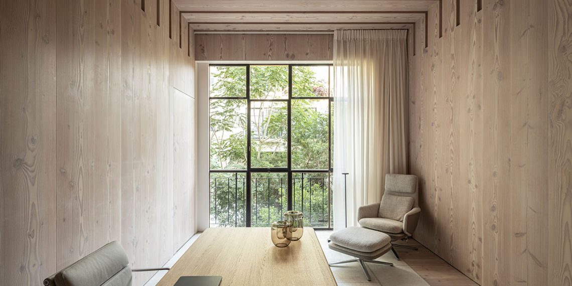 The compact Tel Aviv residence combines nature and concrete life