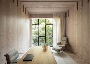 The compact Tel Aviv residence combines nature and concrete life