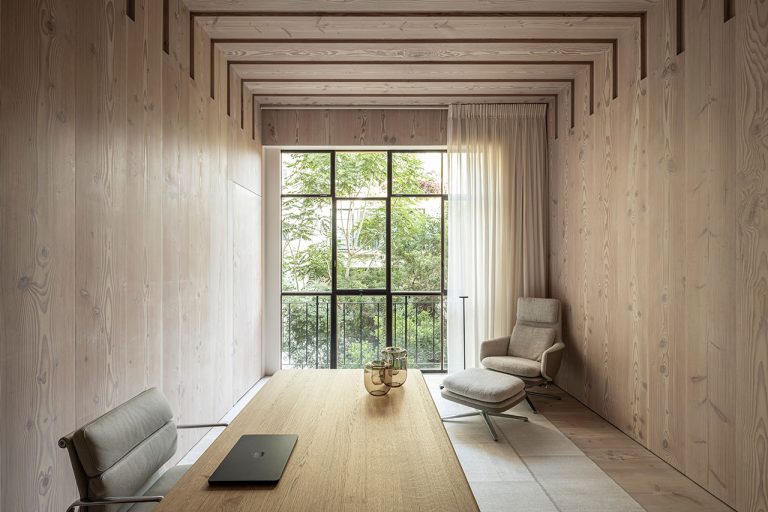 The compact Tel Aviv residence combines nature and concrete life