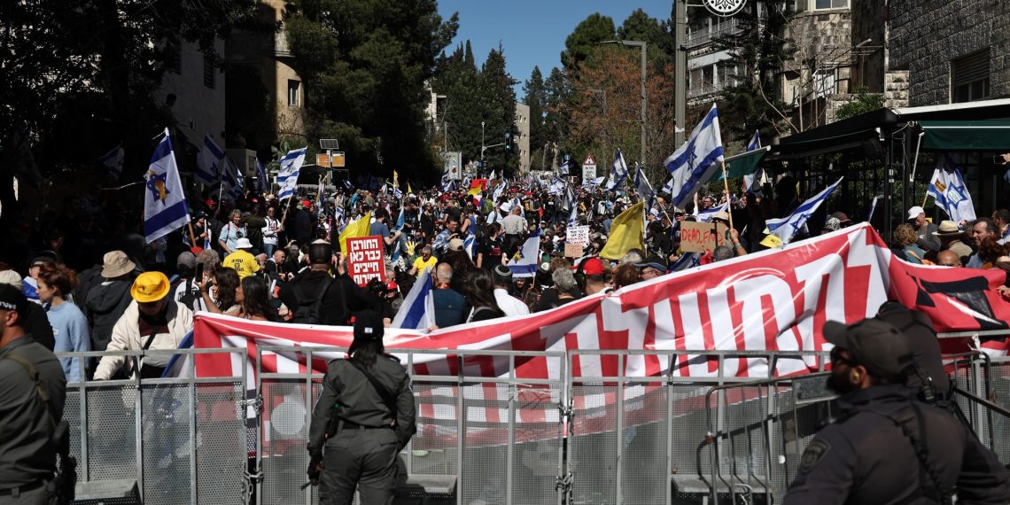 The Palestinians return to the “hell” and hundreds of Israelis protest Nethyahu