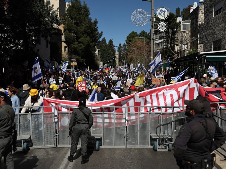 The Palestinians return to the “hell” and hundreds of Israelis protest Nethyahu